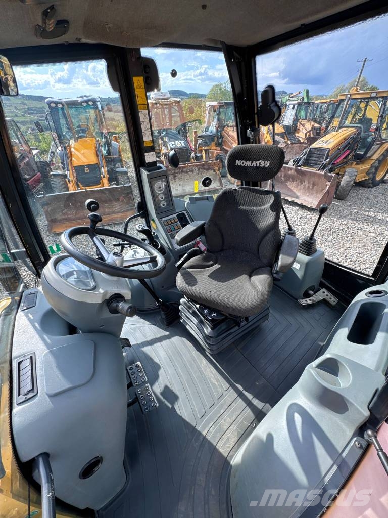Komatsu WB 93 S Kaivurikuormaajat