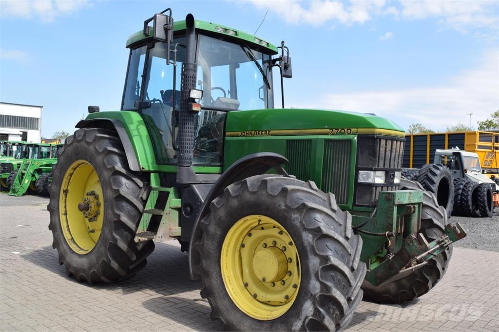 John Deere 7700 Трактори