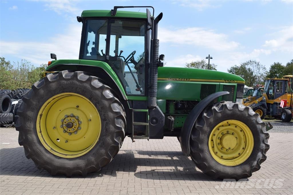 John Deere 7700 Трактори