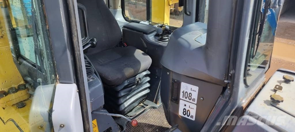 Komatsu D 65 PX-15 E0 Pásové dozery