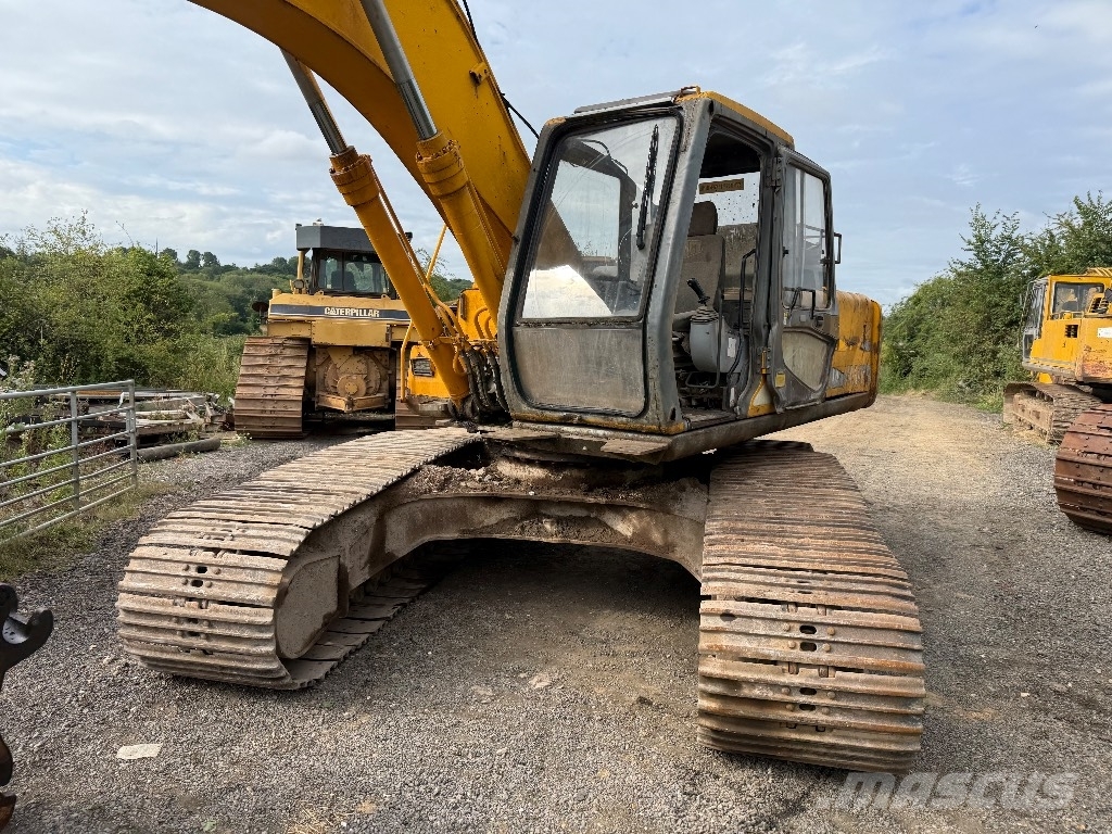 JCB JS 240 LC حفارات زحافة