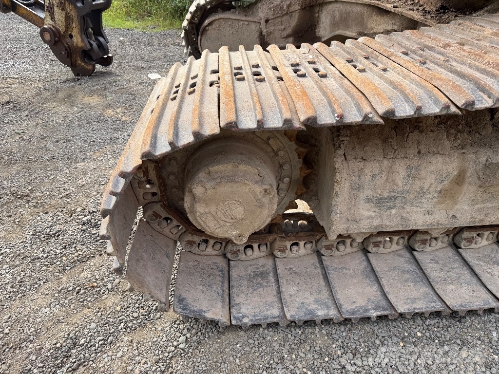 JCB JS 240 LC حفارات زحافة