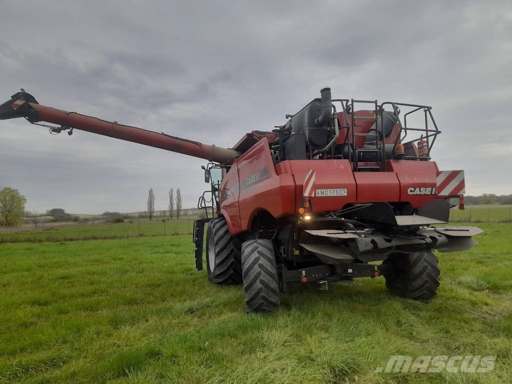 Case IH Axial Flow 8230 Комбайни