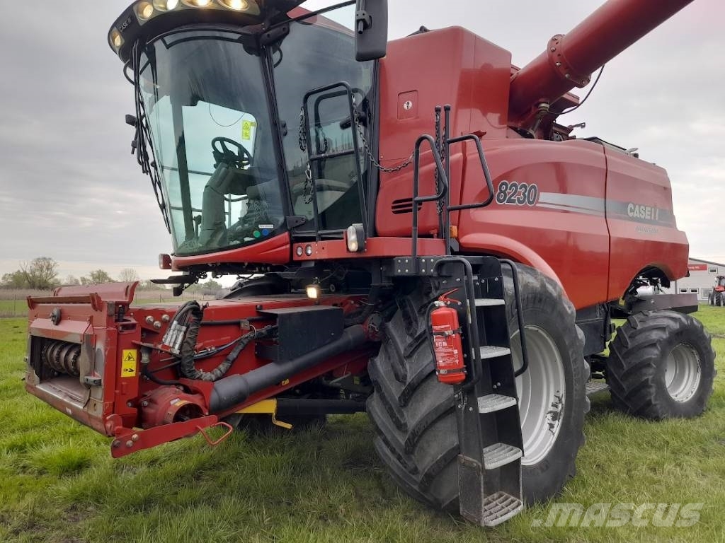 Case IH Axial Flow 8230 Комбайни