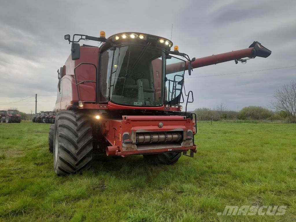 Case IH Axial Flow 8230 Комбайни