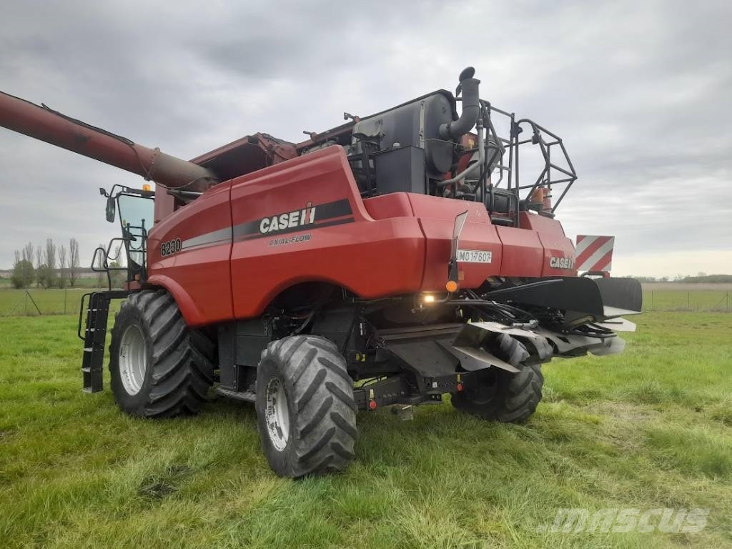 Case IH Axial Flow 8230 Комбайни