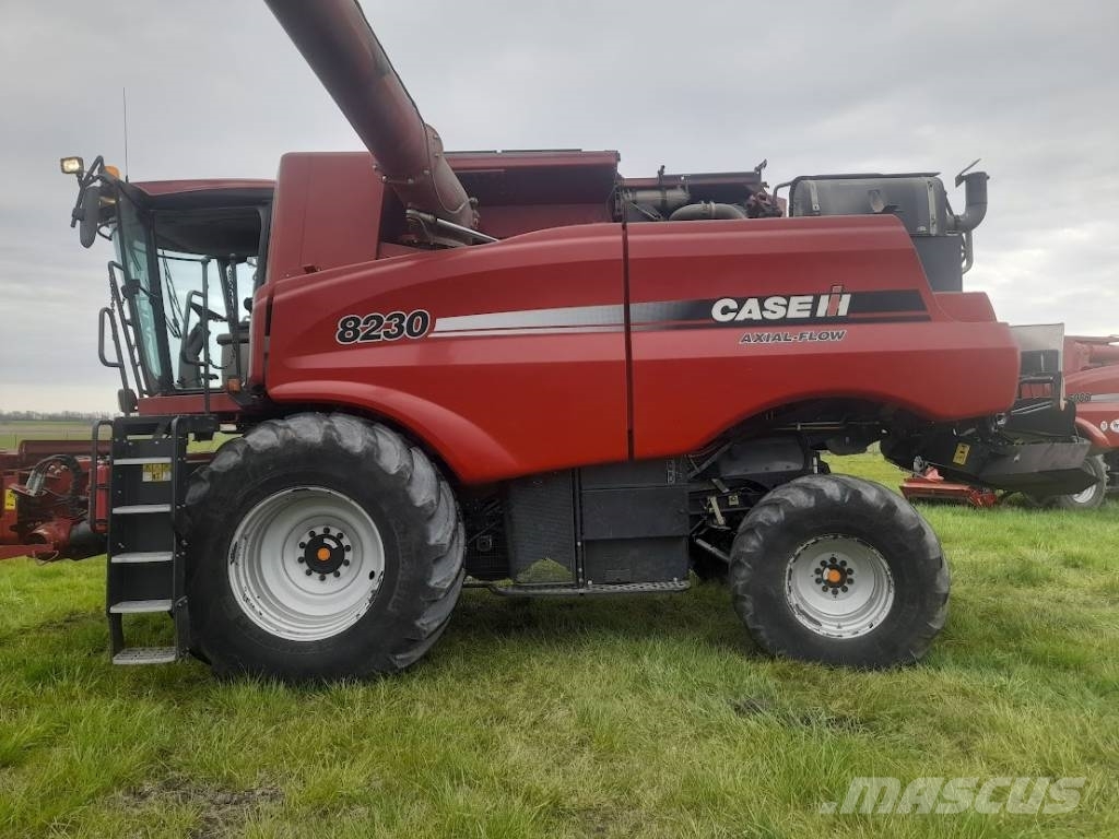 Case IH Axial Flow 8230 Комбайни