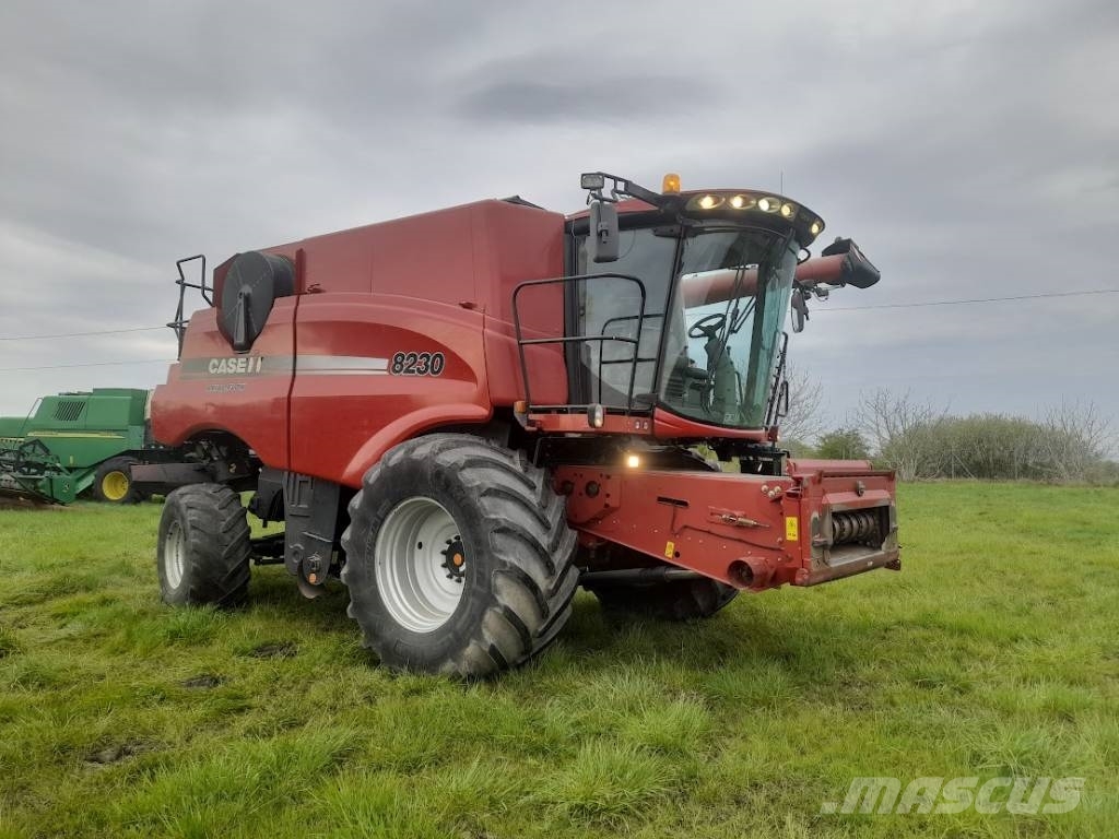 Case IH Axial Flow 8230 Комбайни