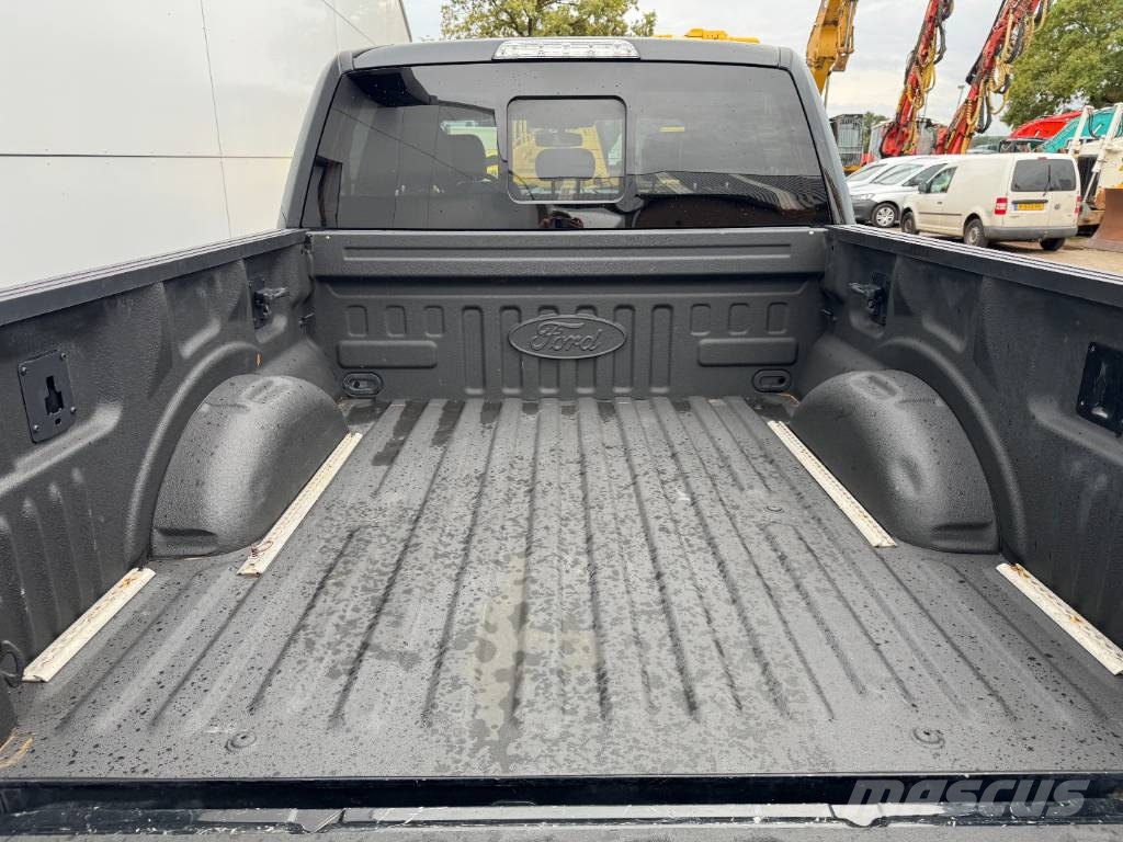 Ford Raptor Avtomobili