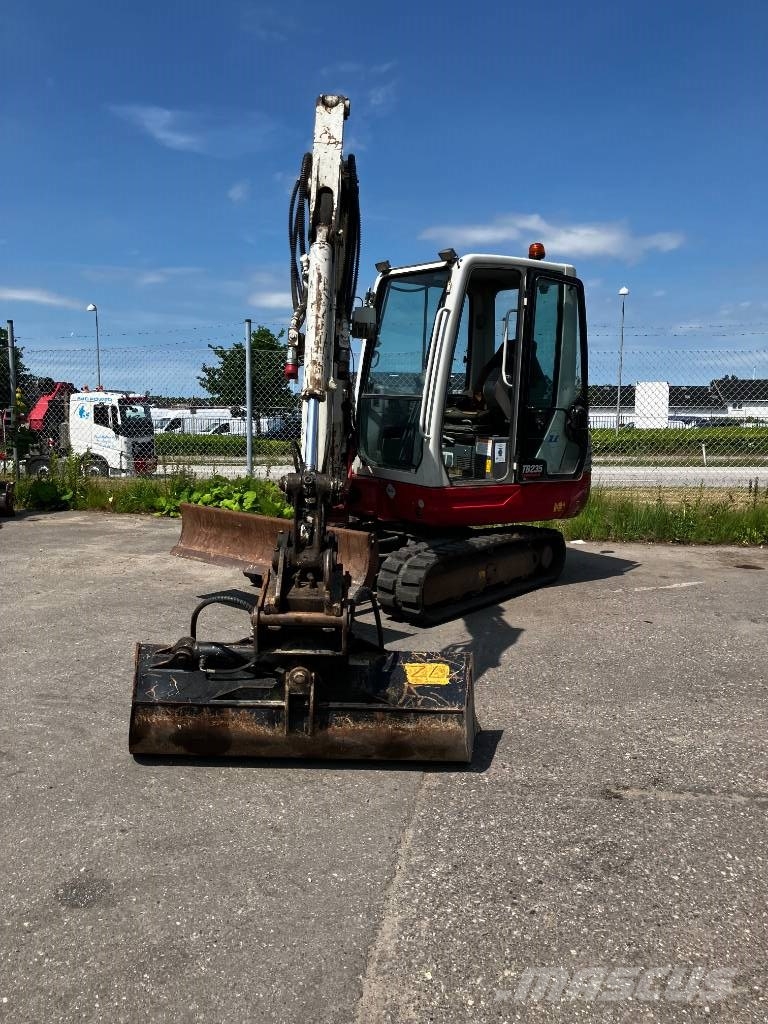 Takeuchi TB 235 CR حفارات صغيرة أقل من 7 طن (حفارات صغيرة)