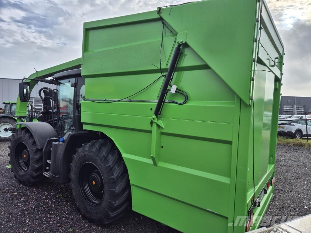 JCB Fastrac 4220 met container Traktorer