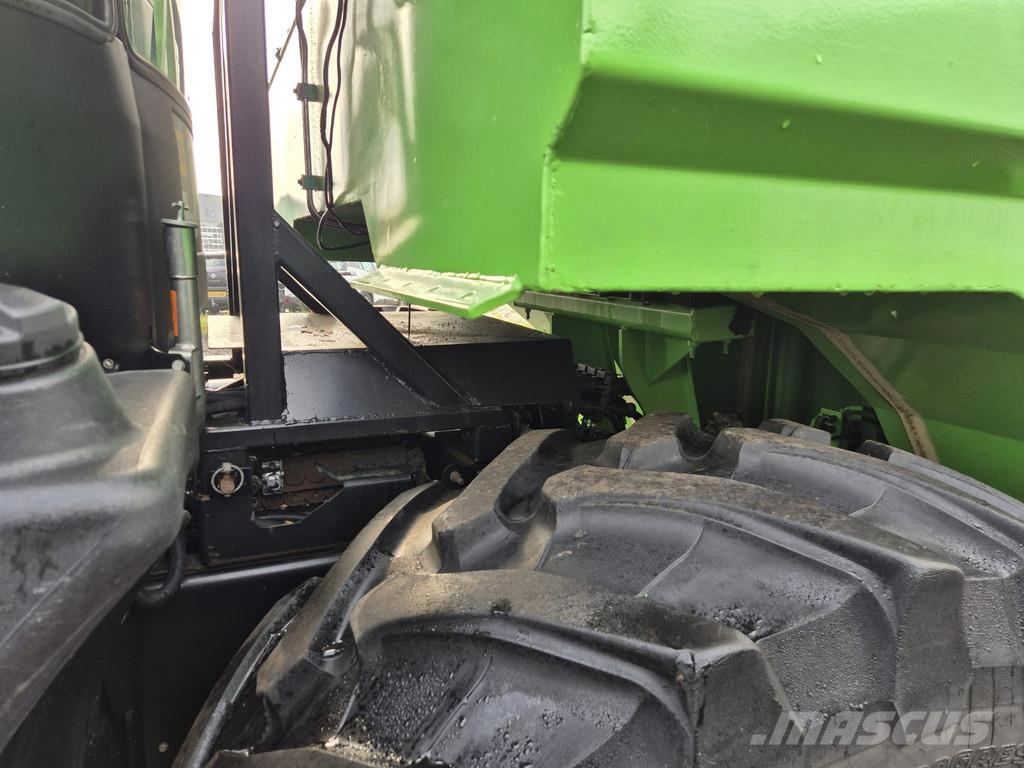 JCB Fastrac 4220 met container Traktorer