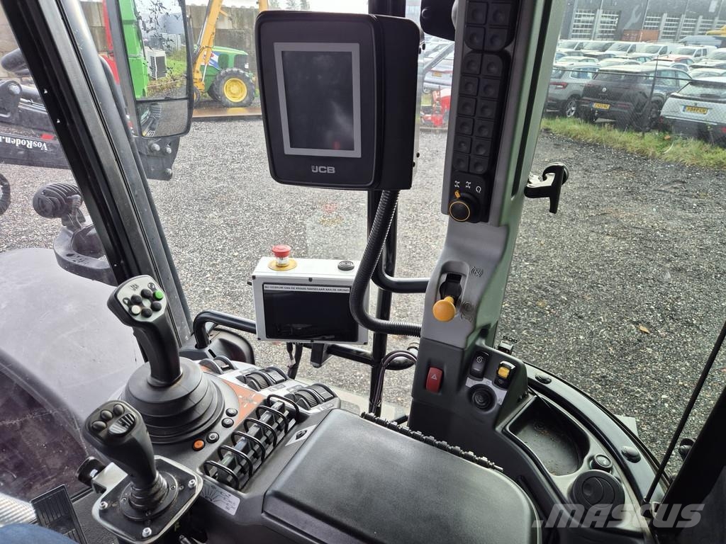 JCB Fastrac 4220 met container Traktorer
