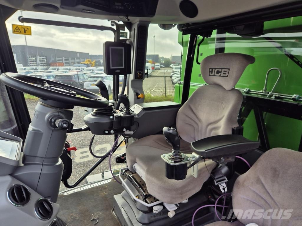 JCB Fastrac 4220 met container Traktorer