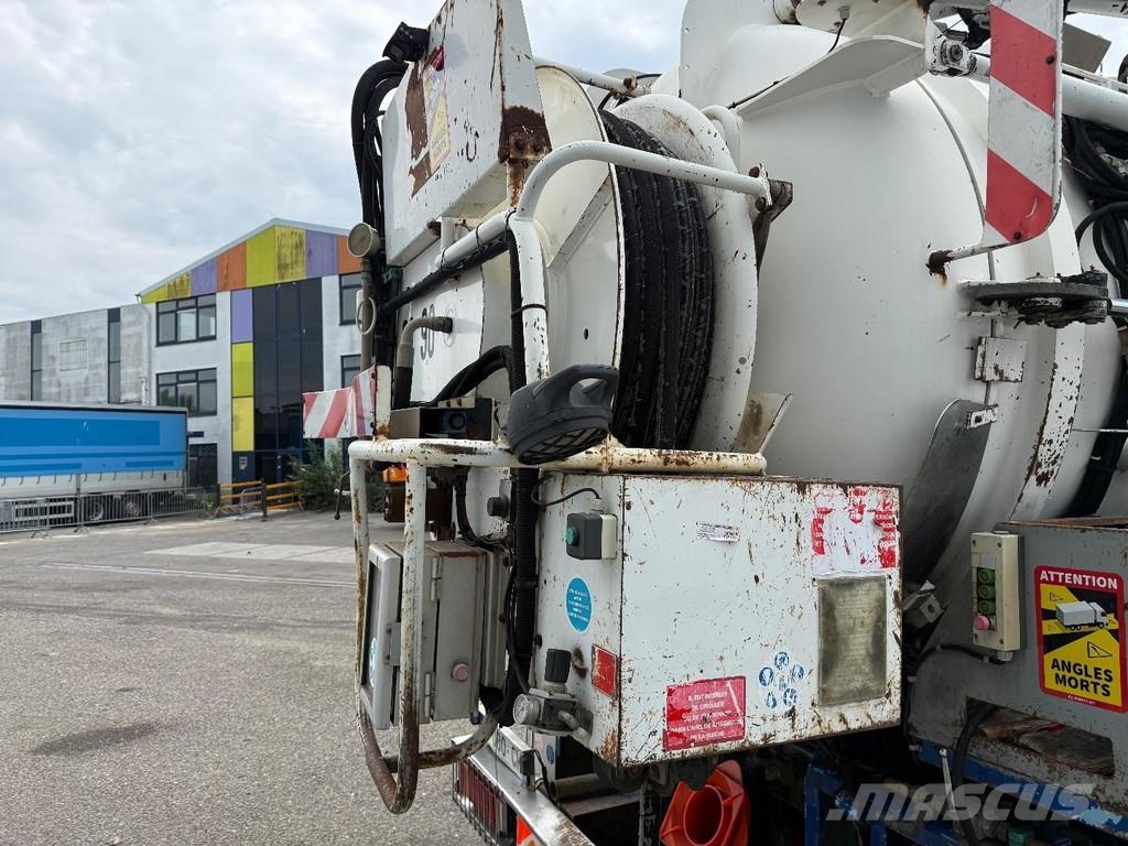 Renault 370 6x4 Vacuum tank 12,000 liters, MANUEL GEARBOX, Kolkenzuigers
