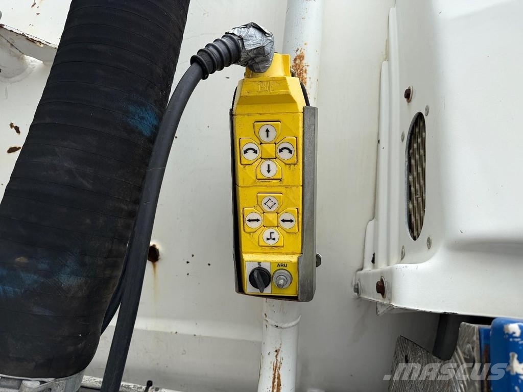 Renault 370 6x4 Vacuum tank 12,000 liters, MANUEL GEARBOX, Kolkenzuigers