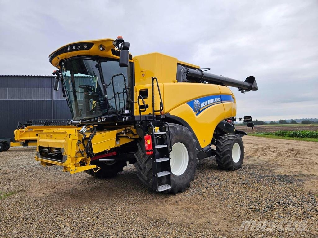 New Holland CX8.90 Combine harvesters