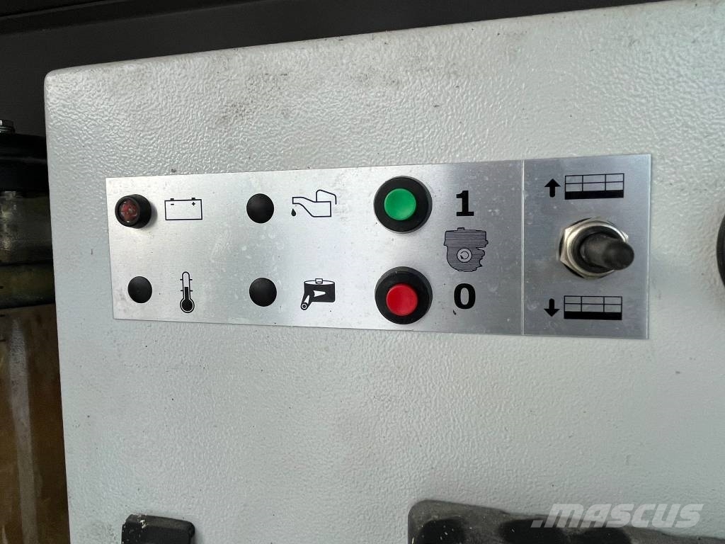 Holland Lift HL-340 D30 4WDS/N Nůžková zvedací plošina