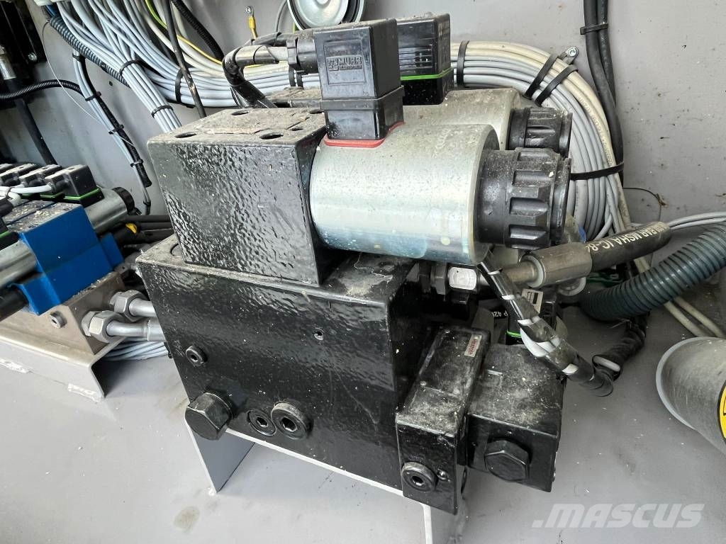 Holland Lift HL-340 D30 4WDS/N Nůžková zvedací plošina