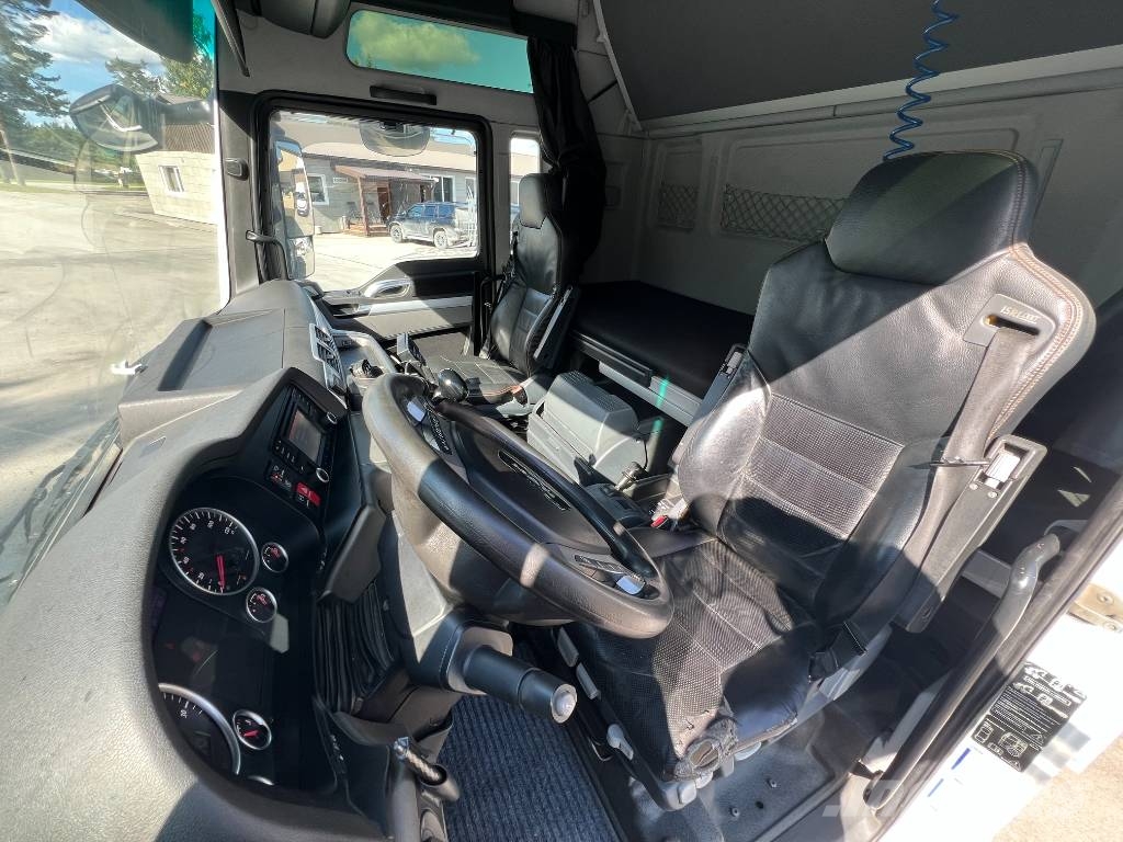 MAN TGX 26.480 6X2*4 II - CARRIER SUPRA 1250 Camiones con caja de remolque
