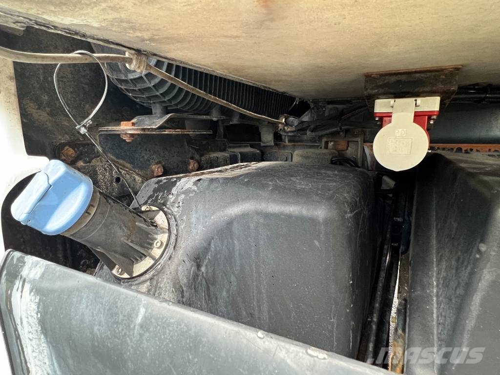 MAN TGX 26.480 6X2*4 II - CARRIER SUPRA 1250 Camiones con caja de remolque