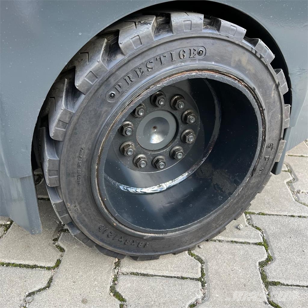 Aisle-Master [DISCOUNT-SALE] 20WH *Perfect Condition* Narrow aisle truck
