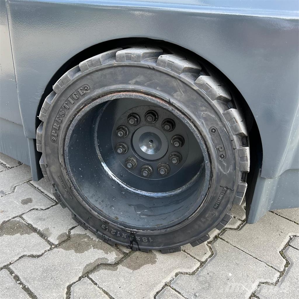 Aisle-Master [DISCOUNT-SALE] 20WH *Perfect Condition* Narrow aisle truck