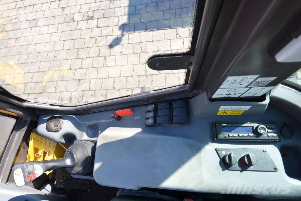 Mecalac AX 700 Kolesni nakladalci