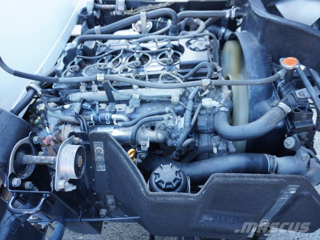 Nissan ATLEON 56.15 CAJA CERRADA Y TRAMPILLA شاحنات مسطحة/مفصلية الجوانب