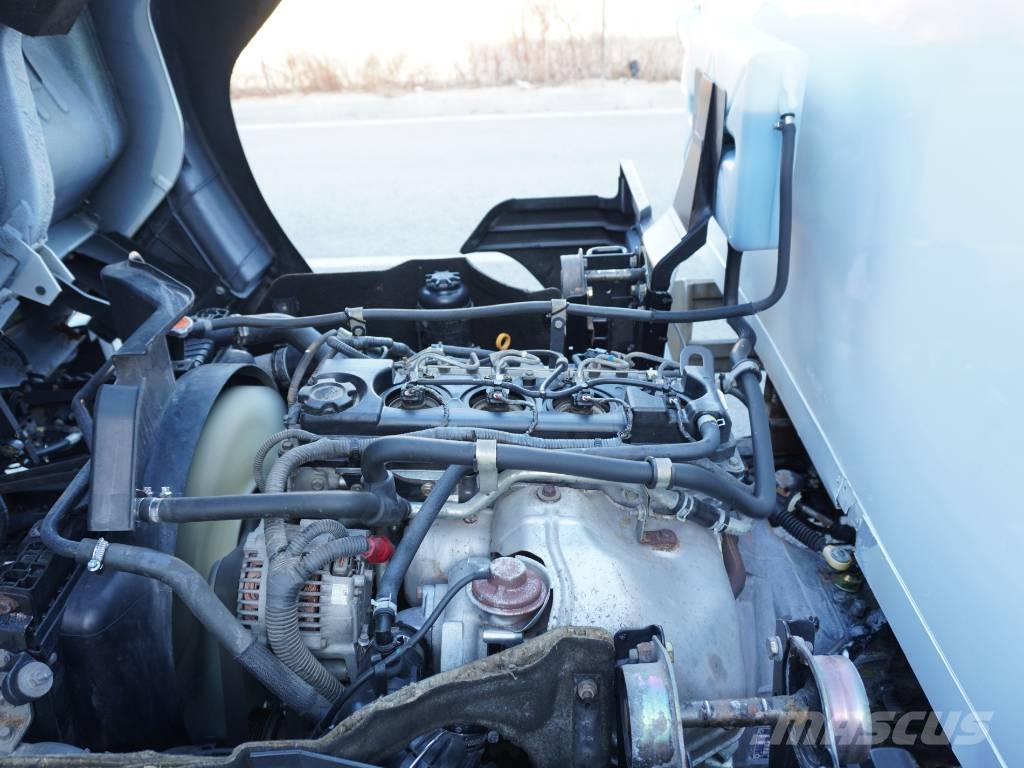 Nissan ATLEON 56.15 CAJA CERRADA Y TRAMPILLA شاحنات مسطحة/مفصلية الجوانب