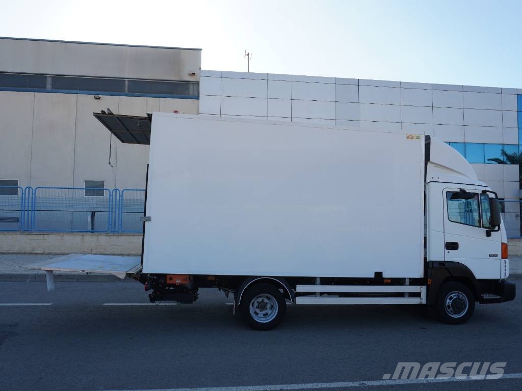 Nissan ATLEON 56.15 CAJA CERRADA Y TRAMPILLA شاحنات مسطحة/مفصلية الجوانب