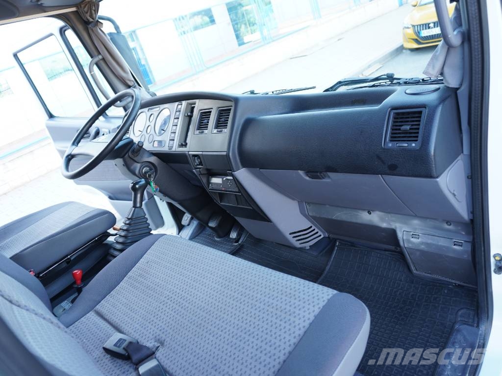 Nissan ATLEON 56.15 CAJA CERRADA Y TRAMPILLA شاحنات مسطحة/مفصلية الجوانب