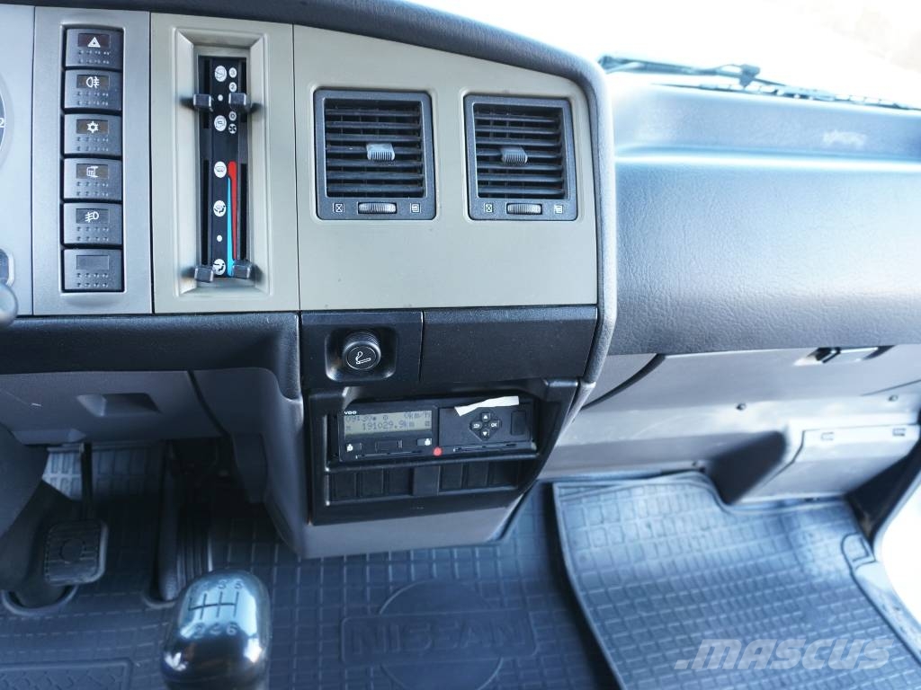 Nissan ATLEON 56.15 CAJA CERRADA Y TRAMPILLA شاحنات مسطحة/مفصلية الجوانب