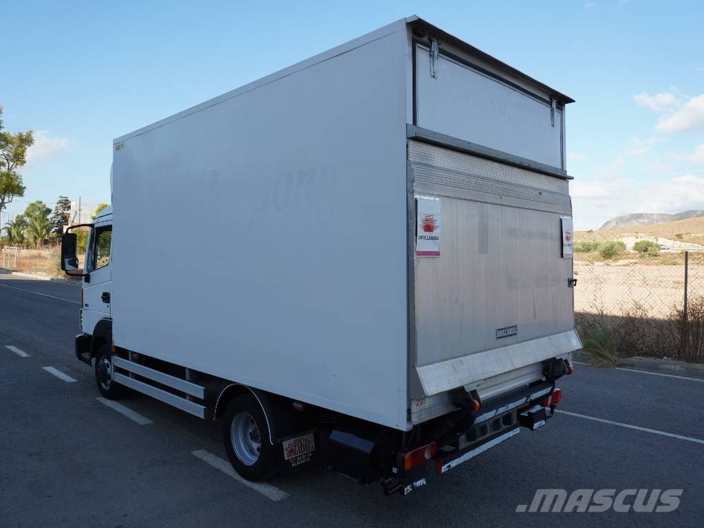 Nissan ATLEON 56.15 CAJA CERRADA Y TRAMPILLA شاحنات مسطحة/مفصلية الجوانب
