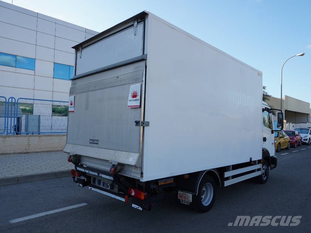 Nissan ATLEON 56.15 CAJA CERRADA Y TRAMPILLA شاحنات مسطحة/مفصلية الجوانب
