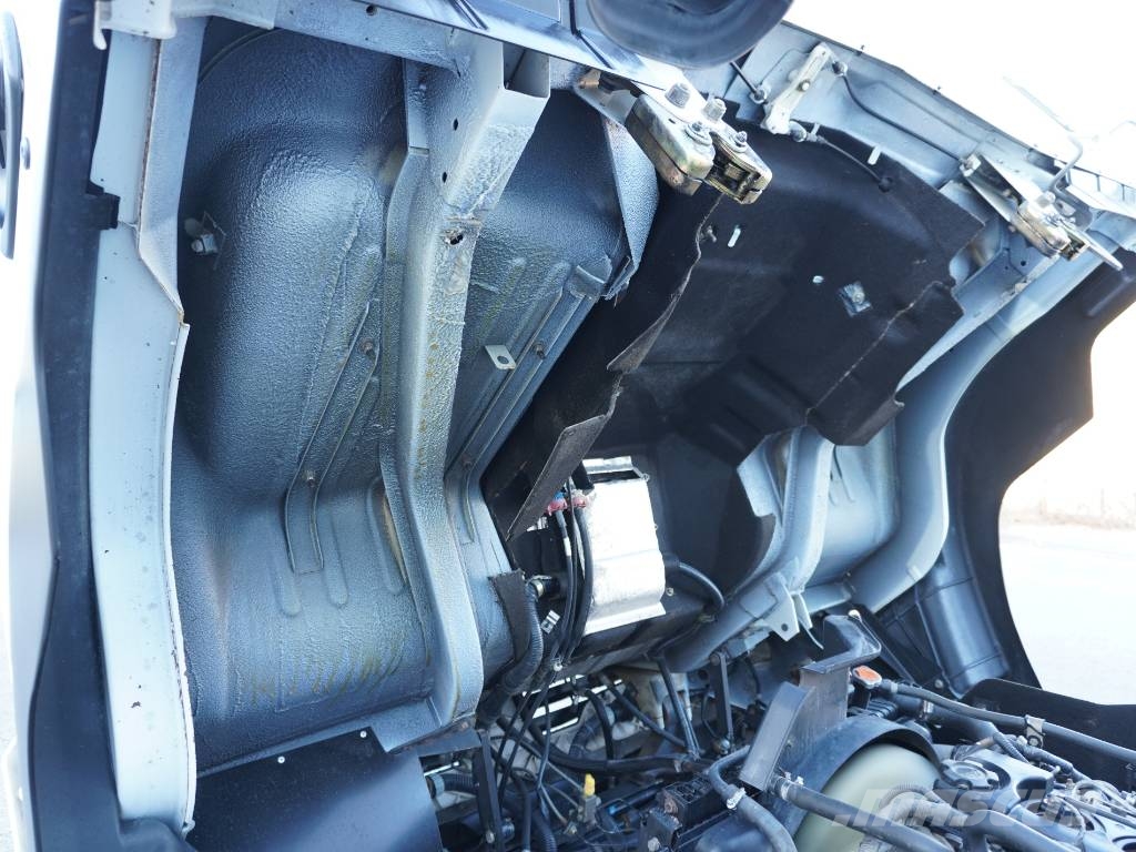 Nissan ATLEON 56.15 CAJA CERRADA Y TRAMPILLA شاحنات مسطحة/مفصلية الجوانب