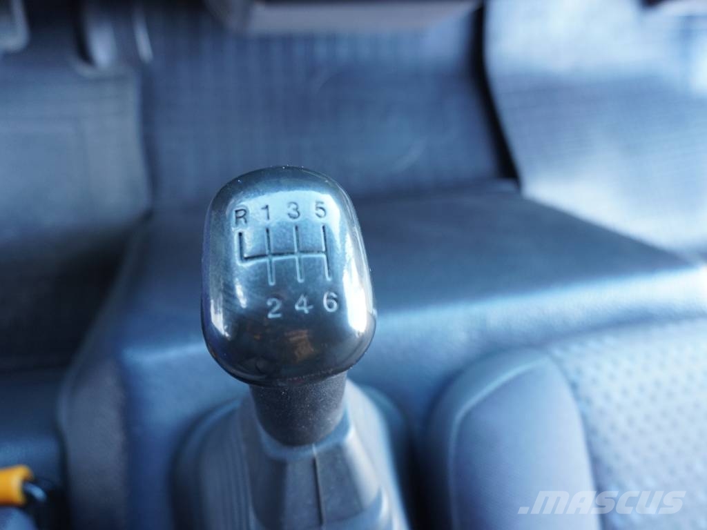 Nissan ATLEON 56.15 CAJA CERRADA Y TRAMPILLA شاحنات مسطحة/مفصلية الجوانب
