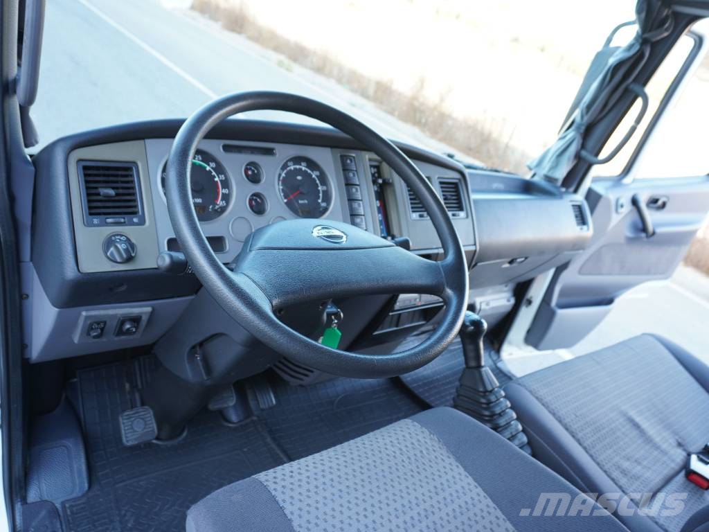 Nissan ATLEON 56.15 CAJA CERRADA Y TRAMPILLA شاحنات مسطحة/مفصلية الجوانب