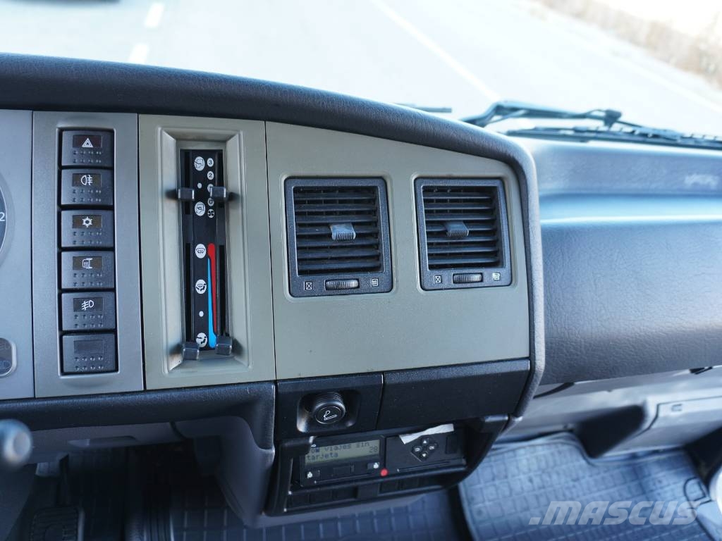 Nissan ATLEON 56.15 CAJA CERRADA Y TRAMPILLA شاحنات مسطحة/مفصلية الجوانب