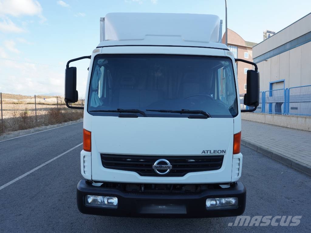 Nissan ATLEON 56.15 CAJA CERRADA Y TRAMPILLA شاحنات مسطحة/مفصلية الجوانب