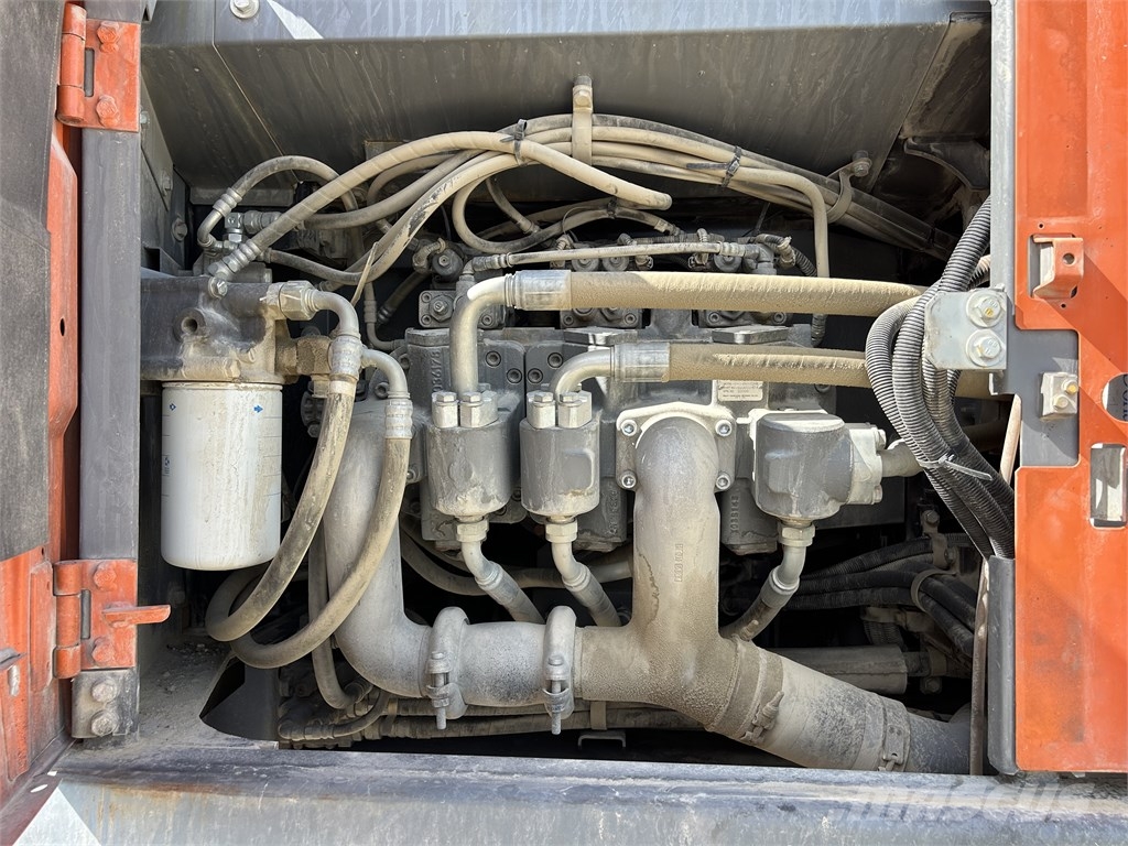 Hitachi ZX 300 LC N-6 Pásové rýpadlá