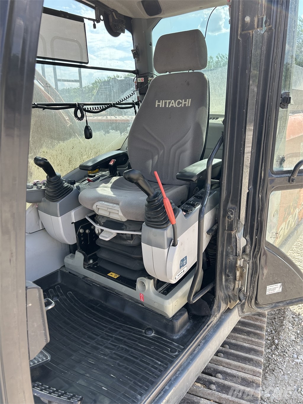Hitachi ZX 300 LC N-6 Pásové rýpadlá