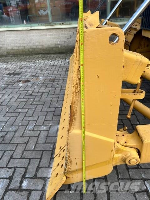 Komatsu D 85 P Buldožerji goseničarji