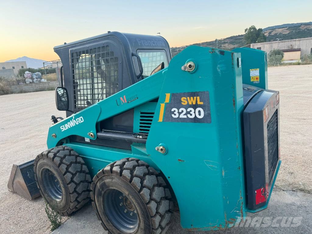 Sunward SWL 3230 لوادر صغيرة