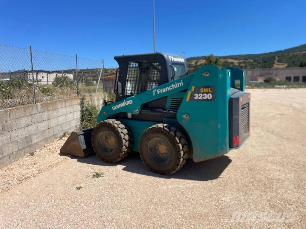 Sunward SWL 3230 لوادر صغيرة
