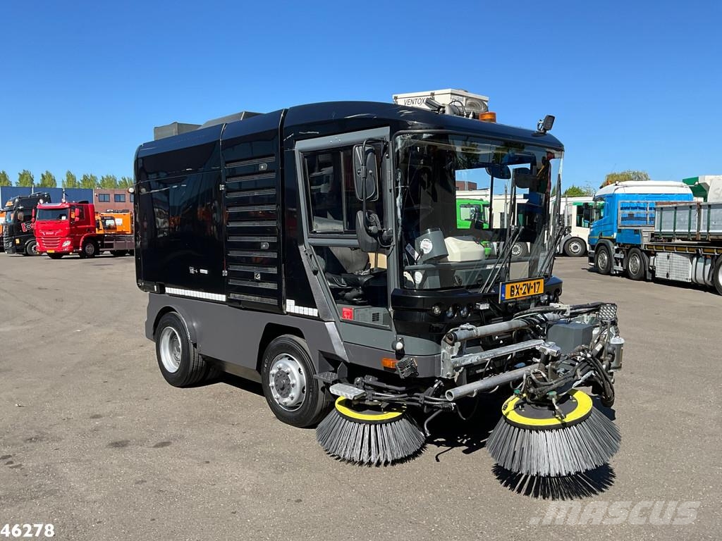 Ravo 580 with 3-rd brush Sweeper trucks