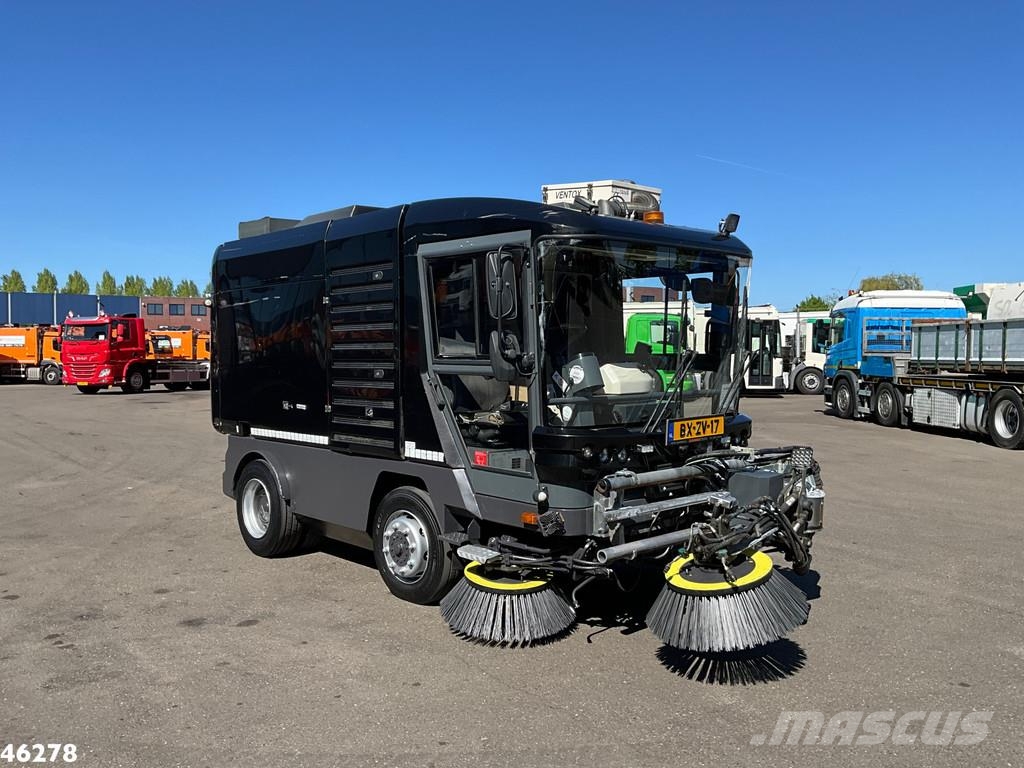 Ravo 580 with 3-rd brush Sweeper trucks