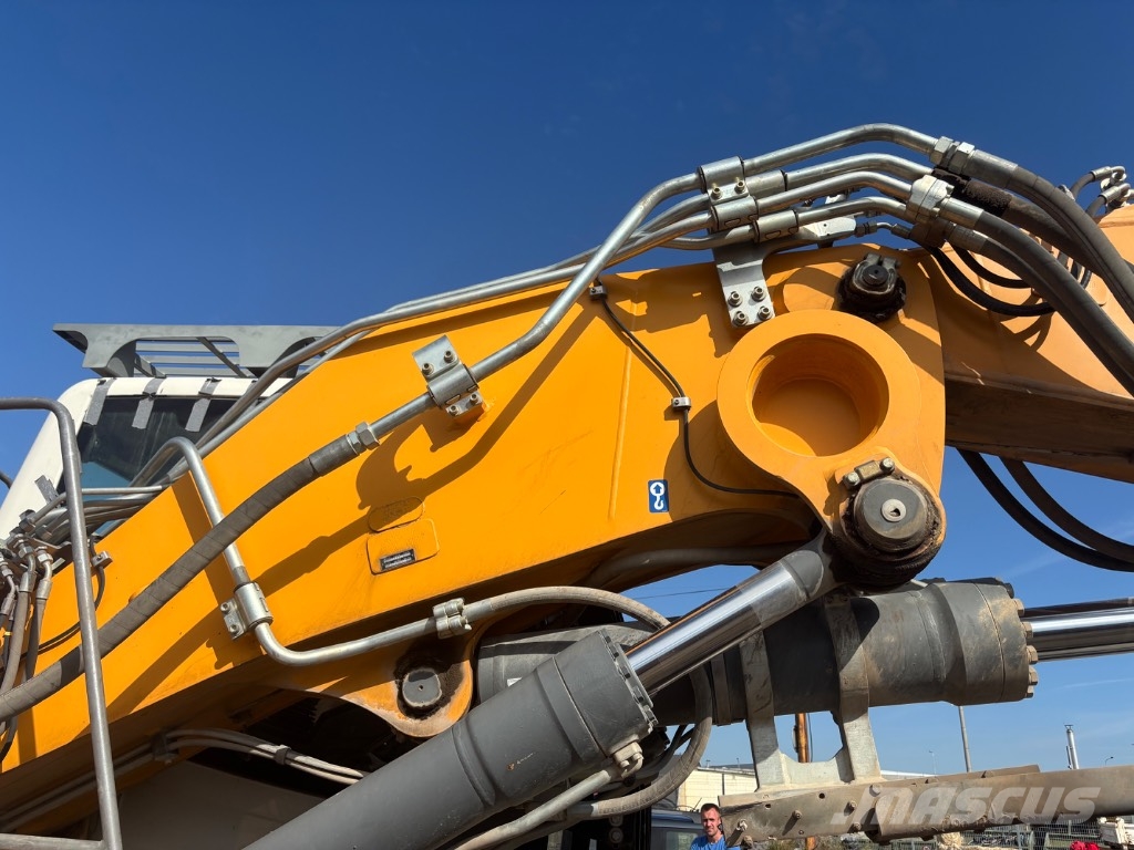 Liebherr 922 Crawler excavators