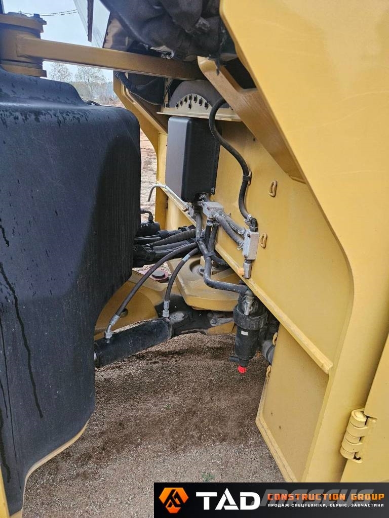 CAT CB 13 其他压路机