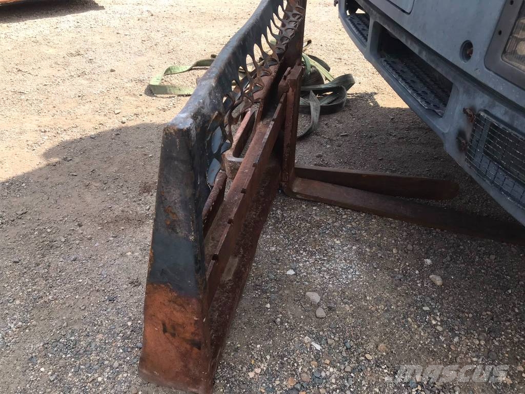 Bobcat S 590 لوادر انزلاقية التوجيه
